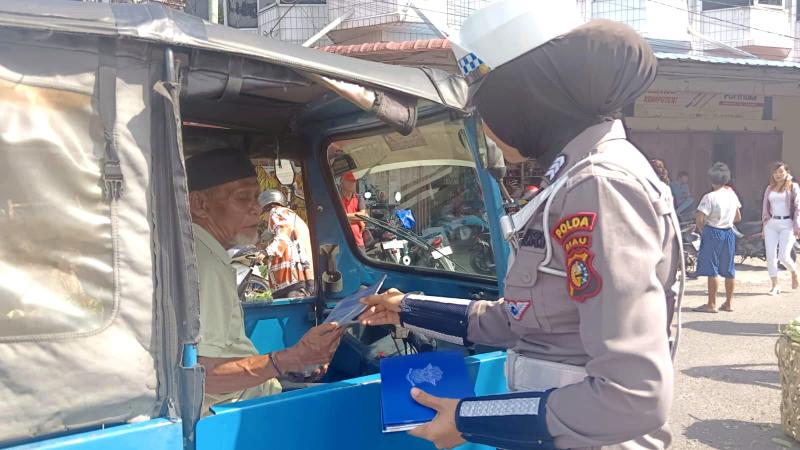 Tim Penling Ditlantas Polda Riau Edukasi Masyarakat dan Pedagang
